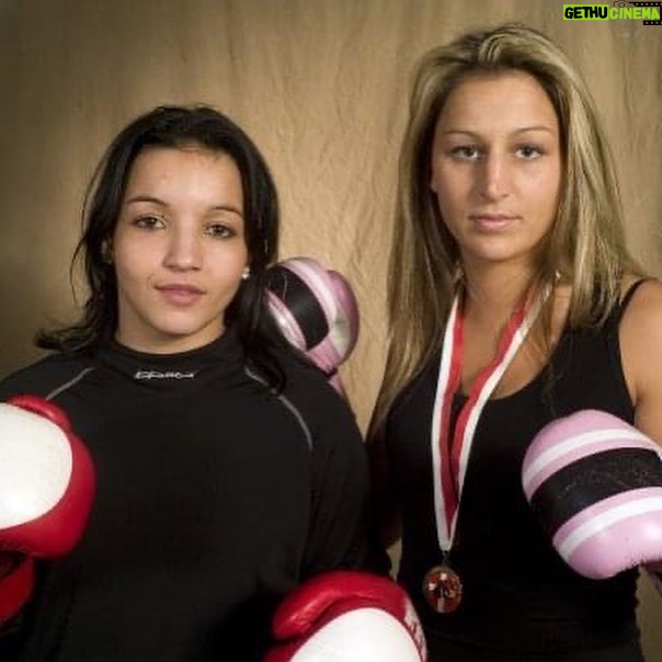 Sarah Ourahmoune Instagram - Je suis retombée sur des très vieilles photos de boxe… le temps passe trop vite. C’était il y 13 ans… 15 ans pour certaines ! La dernière est vraiment 😅 le gang des 3 ! C’était à @boxing_beats Auber… mon club de ❤️ celui de mes petits pas sur un ring avec l’irremplaçable @sbennajem 🙌🏼😍