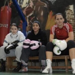 Sarah Ourahmoune Instagram - Je suis retombée sur des très vieilles photos de boxe… le temps passe trop vite. C’était il y 13 ans… 15 ans pour certaines !

La dernière est vraiment 😅 le gang des 3 !

C’était à @boxing_beats Auber… mon club de ❤️ celui de mes petits pas sur un ring avec l’irremplaçable @sbennajem 🙌🏼😍