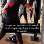 Sarah Ourahmoune Instagram - Dans ma longue aventure de 20 ans dans le monde de la boxe, j’ai découvert une leçon essentielle qui a profondément impacté ma progression: l’importance de se fixer un seul objectif clair à chaque séance. Les coaches ont tendance à vous bombarder de conseils. Ces conseils sont évidemment précieux et pertinents mais c’est quasiment impossible de tout appliquer sur l’instant : « lève ta garde », « tourne du bon côté », « engage plus tes épaules », « sois mobile », « enchaîne », « baisse la tête »... Un flot continu d’informations. C’est là que beaucoup se perdent. J’ai appris que pour vraiment avancer, il faut se fixer sur une seule chose et la travailler de manière obsessionnelle. Gardez précieusement ces conseils mais un par un… En se concentrant intensément sur un aspect précis, que ce soit l’amélioration d’une technique ou l’ajustement d’une posture, j’ai constaté une nette amélioration de ma performance. Matraquer, insister, et persévérer sur un objectif spécifique à la fois a été la clé de ma progression significative au fil des années. C’est une leçon que je partage avec vous dans l’espoir qu’elle inspire vos propres parcours sportifs et au-delà. 💪🥊 #Boxe #DépassementDeSoi #ObjectifClair #Progression #leçon