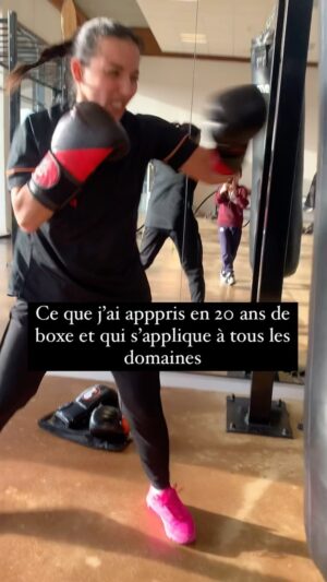 Sarah Ourahmoune Instagram - Dans ma longue aventure de 20 ans dans le monde de la boxe, j’ai découvert une leçon essentielle qui a profondément impacté ma progression: l’importance de se fixer un seul objectif clair à chaque séance.
Les coaches ont tendance à vous bombarder de conseils. Ces conseils sont évidemment précieux et pertinents mais c’est quasiment impossible de tout appliquer sur l’instant : « lève ta garde », « tourne du bon côté », « engage plus tes épaules », « sois mobile », « enchaîne », « baisse la tête »... Un flot continu d’informations. C’est là que beaucoup se perdent. J’ai appris que pour vraiment avancer, il faut se fixer sur une seule chose et la travailler de manière obsessionnelle.
Gardez précieusement ces conseils mais un par un…
En se concentrant intensément sur un aspect précis, que ce soit l’amélioration d’une technique ou l’ajustement d’une posture, j’ai constaté une nette amélioration de ma performance. Matraquer, insister, et persévérer sur un objectif spécifique à la fois a été la clé de ma progression significative au fil des années. C’est une leçon que je partage avec vous dans l’espoir qu’elle inspire vos propres parcours sportifs et au-delà. 💪🥊 #Boxe #DépassementDeSoi #ObjectifClair #Progression #leçon