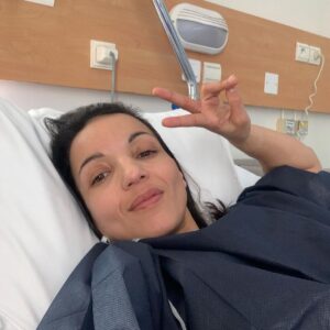 Sarah Ourahmoune Instagram - C’est fou tout ce qui peut se passer en une semaine ( même avec un pied dans le plâtre et des béquilles )
▪️ lundi : opération du tendon d’Achilles par le meilleur des chirurgiens @pr.frederic_khiami 🙌🏼 #millemercis

▪️mardi : conférence en visio pour @engie_solutions dans le cadre de leurs parenthèses inspirantes

▪️mercredi : travail sur @boxerinside et @les_puncheuses 👉🏻 ça avance et c’est top 🤩

▪️jeudi : conférence pour @cocacolafr sur les stéréotypes de genre en binôme avec @quentingtml nageur artistique et animé par @richarddacoury

▪️vendredi : work work work et reprise du sport maison

▪️samedi : organisation des combats pour nos Insiders et notamment pour nos deux professionnels @sofianabet et @iamadjisangare

▪️dimanche : journée au zoo avec les enfants… ( note à moi-même : plus jamais avec des béquilles 😰 je suis rentrée lessivée et les mains abîmées )

Le temps passe tellement vite… profitons-en ❤️
Très bon week-end

#laviestbelle
#gratitude

📸 1 : @marielopezvivanco