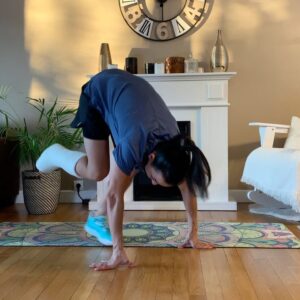 Sarah Ourahmoune Instagram - C’est fou tout ce qui peut se passer en une semaine ( même avec un pied dans le plâtre et des béquilles )
▪️ lundi : opération du tendon d’Achilles par le meilleur des chirurgiens @pr.frederic_khiami 🙌🏼 #millemercis

▪️mardi : conférence en visio pour @engie_solutions dans le cadre de leurs parenthèses inspirantes

▪️mercredi : travail sur @boxerinside et @les_puncheuses 👉🏻 ça avance et c’est top 🤩

▪️jeudi : conférence pour @cocacolafr sur les stéréotypes de genre en binôme avec @quentingtml nageur artistique et animé par @richarddacoury

▪️vendredi : work work work et reprise du sport maison

▪️samedi : organisation des combats pour nos Insiders et notamment pour nos deux professionnels @sofianabet et @iamadjisangare

▪️dimanche : journée au zoo avec les enfants… ( note à moi-même : plus jamais avec des béquilles 😰 je suis rentrée lessivée et les mains abîmées )

Le temps passe tellement vite… profitons-en ❤️
Très bon week-end

#laviestbelle
#gratitude

📸 1 : @marielopezvivanco