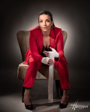 Sarah Ourahmoune Instagram - 🤩Après 2 années de travail et de réflexion, le très beau livre « 100 champions championnes, anecdotes et confidences" voit enfin le jour !

Cet ouvrage, unique en son genre, présente :
👉🏻 100 portraits d’athlètes d’exception réalisés par le @studioharcourt 
👉🏻 Des anecdotes sur leurs maillots et objets collectors 
👉🏻Des confidences sur un objet qui leur est cher, à écouter en podcasts accessibles directement par QR Code.

L’Association @lesportaducoeur a réalisé un travail hors du commun pour faire briller chaque athlète, chaque discipline, chaque histoire singulière.

Une belle action inclusive, riche de sens, au profit des plus démunis.

❤️Pour vous convaincre davantage, ce livre est un magnifique cadeau à s’offrir et à offrir, pourquoi pas pour les fêtes de fin d’année. 

Les bénéfices de cet ouvrage ainsi que la vente des objets offerts par les champions sont intégralement destinés à la lutte contre la précarité. Le livre est dispo dans toutes les librairies 📚