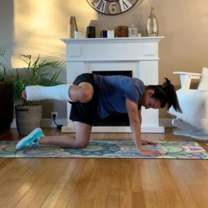 Sarah Ourahmoune Instagram - [ FULL BODY ]

De retour pour vous partager ma séance du soir, avant de passer à table ( avant le fhtor pour ceux qui pratiquent le Ramadan comme moi )

🙃 Mon opération du tendon d’Achille s’est bien passée. Maintenant il va falloir patienter et se réinventer car je vais avoir un plâtre jusqu’à mi-mai puis je vais enchaîner par un mois avec une botte médicale…
Patience… 🙌🏼

👉🏻 évidemment je ne vais pas rester 3 mois sans bouger le reste de mon corps… alors je m’adapte !

😳 Si vous avez déjà été immobilisée ( tendon d’Achille, genou, cheville etc) , je suis preneuse de tous vos conseils 🙌🏼

Bref…
Le programme du jour de ce #challenge66bysarah :
▪️10 exercices
▪️10/12 répétitions par exercice
▪️les enchaîner sans repos
▪️faire 2 à 3 tours avec 30 secondes à 1 minute de repos entre les tours

 🚀 bonne séance ! Pensez à l’enregistrer et la partager !

▪️▪️▪️▪️▪️▪️▪️▪️▪️▪️▪️▪️▪️▪️▪️▪️▪️▪️
Si vous avez des problèmes de santé demandez l’avis d’un médecin avant de commencer une à activité physique. 🚫

Sur ma page il y a des exercices de tous niveaux : du tout débutant au pratiquant très confirmé. Vous pouvez sauter un exercice et le remplacer s’il ne vous convient pas )

▪️▪️▪️▪️▪️▪️▪️▪️▪️▪️▪️▪️▪️▪️▪️▪️▪️▪️
Pour rappel , j’ai lancé le #challenge66bySarah pour vous encourager à faire un peu de sport chaque jour. Ce temps court cumulé chaque jour de l’année va forcément avoir un impact sur votre corps et votre santé.🔥

👉🏻 66 car pour ancrer une habitude, il faut en moyenne 66 jours ⚠️ 

Je partage avec vous une de ces séances. Sur ma page il y a des exercices de tous niveaux : du tout débutant au pratiquant très confirmé. Vous pouvez sauter un exercice et le remplacer s’il ne vous convient pas )
#workout #musculation #fit #gainage #tonifier #muscler #raffermir #fullbodyworkout #training #totalbodyworkout #perdredupoids #ventreplat #tonic #nikewomen #nike #rupturedachilles #tendonachillesrupture #rupture