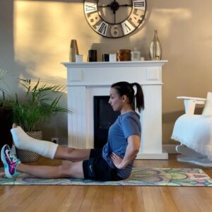 Sarah Ourahmoune Instagram - [ FULL BODY ]

De retour pour vous partager ma séance du soir, avant de passer à table ( avant le fhtor pour ceux qui pratiquent le Ramadan comme moi )

🙃 Mon opération du tendon d’Achille s’est bien passée. Maintenant il va falloir patienter et se réinventer car je vais avoir un plâtre jusqu’à mi-mai puis je vais enchaîner par un mois avec une botte médicale…
Patience… 🙌🏼

👉🏻 évidemment je ne vais pas rester 3 mois sans bouger le reste de mon corps… alors je m’adapte !

😳 Si vous avez déjà été immobilisée ( tendon d’Achille, genou, cheville etc) , je suis preneuse de tous vos conseils 🙌🏼

Bref…
Le programme du jour de ce #challenge66bysarah :
▪️10 exercices
▪️10/12 répétitions par exercice
▪️les enchaîner sans repos
▪️faire 2 à 3 tours avec 30 secondes à 1 minute de repos entre les tours

 🚀 bonne séance ! Pensez à l’enregistrer et la partager !

▪️▪️▪️▪️▪️▪️▪️▪️▪️▪️▪️▪️▪️▪️▪️▪️▪️▪️
Si vous avez des problèmes de santé demandez l’avis d’un médecin avant de commencer une à activité physique. 🚫

Sur ma page il y a des exercices de tous niveaux : du tout débutant au pratiquant très confirmé. Vous pouvez sauter un exercice et le remplacer s’il ne vous convient pas )

▪️▪️▪️▪️▪️▪️▪️▪️▪️▪️▪️▪️▪️▪️▪️▪️▪️▪️
Pour rappel , j’ai lancé le #challenge66bySarah pour vous encourager à faire un peu de sport chaque jour. Ce temps court cumulé chaque jour de l’année va forcément avoir un impact sur votre corps et votre santé.🔥

👉🏻 66 car pour ancrer une habitude, il faut en moyenne 66 jours ⚠️ 

Je partage avec vous une de ces séances. Sur ma page il y a des exercices de tous niveaux : du tout débutant au pratiquant très confirmé. Vous pouvez sauter un exercice et le remplacer s’il ne vous convient pas )
#workout #musculation #fit #gainage #tonifier #muscler #raffermir #fullbodyworkout #training #totalbodyworkout #perdredupoids #ventreplat #tonic #nikewomen #nike #rupturedachilles #tendonachillesrupture #rupture