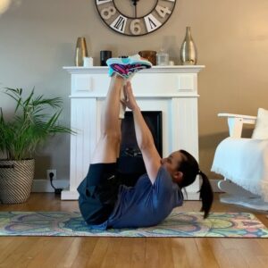 Sarah Ourahmoune Instagram - [ FULL BODY ]

De retour pour vous partager ma séance du soir, avant de passer à table ( avant le fhtor pour ceux qui pratiquent le Ramadan comme moi )

🙃 Mon opération du tendon d’Achille s’est bien passée. Maintenant il va falloir patienter et se réinventer car je vais avoir un plâtre jusqu’à mi-mai puis je vais enchaîner par un mois avec une botte médicale…
Patience… 🙌🏼

👉🏻 évidemment je ne vais pas rester 3 mois sans bouger le reste de mon corps… alors je m’adapte !

😳 Si vous avez déjà été immobilisée ( tendon d’Achille, genou, cheville etc) , je suis preneuse de tous vos conseils 🙌🏼

Bref…
Le programme du jour de ce #challenge66bysarah :
▪️10 exercices
▪️10/12 répétitions par exercice
▪️les enchaîner sans repos
▪️faire 2 à 3 tours avec 30 secondes à 1 minute de repos entre les tours

 🚀 bonne séance ! Pensez à l’enregistrer et la partager !

▪️▪️▪️▪️▪️▪️▪️▪️▪️▪️▪️▪️▪️▪️▪️▪️▪️▪️
Si vous avez des problèmes de santé demandez l’avis d’un médecin avant de commencer une à activité physique. 🚫

Sur ma page il y a des exercices de tous niveaux : du tout débutant au pratiquant très confirmé. Vous pouvez sauter un exercice et le remplacer s’il ne vous convient pas )

▪️▪️▪️▪️▪️▪️▪️▪️▪️▪️▪️▪️▪️▪️▪️▪️▪️▪️
Pour rappel , j’ai lancé le #challenge66bySarah pour vous encourager à faire un peu de sport chaque jour. Ce temps court cumulé chaque jour de l’année va forcément avoir un impact sur votre corps et votre santé.🔥

👉🏻 66 car pour ancrer une habitude, il faut en moyenne 66 jours ⚠️ 

Je partage avec vous une de ces séances. Sur ma page il y a des exercices de tous niveaux : du tout débutant au pratiquant très confirmé. Vous pouvez sauter un exercice et le remplacer s’il ne vous convient pas )
#workout #musculation #fit #gainage #tonifier #muscler #raffermir #fullbodyworkout #training #totalbodyworkout #perdredupoids #ventreplat #tonic #nikewomen #nike #rupturedachilles #tendonachillesrupture #rupture