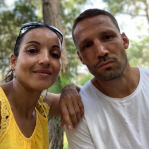 Sarah Ourahmoune Instagram - 🥊👫 Passion, sueur et succès en couple ! 👫

Qui a dit que travailler avec son conjoint était une mauvaise idée ? 

En  2011, avec mon partenaire sur le ring et dans la vie, nous avons lancé @boxerinside
Avec 3 enfants et 3 salles de boxe plus tard, nous savons que l'aventure entrepreneuriale en couple peut être une véritable montagne russe – mais quel voyage incroyable ! 🚀

Il y a des couples célèbres qui ont prouvé que c’était possible : Jay-Z et Beyoncé ou encore Steve et Jean Case, qui ont cofondé AOL. Leur synergie et leur engagement ont créé des succès durables.

Bien sûr, tout n'est pas toujours parfait. On peut citer des couples comme Elon Musk et Justine Musk, dont l'entreprise en tandem a fini par prendre des chemins différents. 

😳Pour rigoler, on nous pose souvent la question de savoir comment ça se passe quand nous ne sommes pas d’accord. 
Alors on ne règle pas nos histoires sur un ring. On peut râler, crier et même bouder. Puis on discute, se remet en question, s’excuse… le classique quoi !

Et des limites entre vie pro et vie perso… bah il n’y en a clairement pas ! Notre projet associatif, c’est aussi notre passion, ce qui nous anime et ce qui nourrit notre couple. 

Alors, comment éviter les pièges ? Communication transparente, rôles clairement définis et respect mutuel sont les clés pour jongler entre vie professionnelle et personnelle. 

Et puis, ce qui est certain, c’est que nous partageons les mêmes valeurs. Celles de l’engagement, du respect, du partage, de la sobriété… et ce sont précisément ces valeurs qui font que nous arrivons à trouver un bon équilibre.

Si la boxe nous a appris quelque chose, c'est que la coopération et la persévérance mènent à la victoire. En affaires comme sur le ring, avec la bonne équipe, nous pouvons réaliser de belles choses !

#EntrepreneuriatEnCouple #TeamWork #PassionAndSuccess