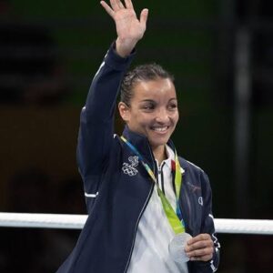 Sarah Ourahmoune Instagram - C’était il y a 7 ans. Le 20 Août 2016 aux Jeux Olympiques de Rio. J’effectuais mon 265 combats et surtout mon dernier ( enfin presque… jubilé en préparation 😉)

Ces jeux resteront un moment gravé à vie. Ils sont l’aboutissement d’un rêve d’enfant, d’un travail acharné sur plusieurs années. Ils signifient énormément. Cette quête m’a faite grandir et m’a construite.

Je dis souvent que j’ai eu la chance de trouver une passion.
Et puis, la vie a mis sur la route une personne incroyable. Une personne qui m’a transmise son savoir,son amour du Noble art, sa culture du haut niveau… qui m’a donnée confiance. 
Cette personne c’est @sbennajem et je vous souhaite à tous de trouver votre passion et votre « Said »

Trouver sa passion est une vraie chance. Et je mesure celle que j’ai eue…

Alors je dis souvent aux jeunes que je rencontre de se montrer curieux, de tout tester pour espérer trouver un jour une activité qui les passionne, qui les fera rêver. 

Happy Birthday à tous ceux qui ont contribué à cette médaille ❤️ 

Une pensée particulière à ma famille, à mon @francky_denis_ ma sœur @ly____diaa mon 2me coach et beau père Marcel Denis et à ma @carolinangelini 🫶🏼

#jop #souvenir #happybirthday #Rio2016 #merci #passion