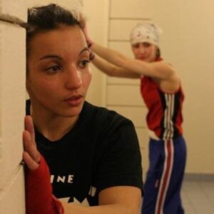 Sarah Ourahmoune Instagram - Je suis retombée sur des très vieilles photos de boxe… le temps passe trop vite. C’était il y 13 ans… 15 ans pour certaines !

La dernière est vraiment 😅 le gang des 3 !

C’était à @boxing_beats Auber… mon club de ❤️ celui de mes petits pas sur un ring avec l’irremplaçable @sbennajem 🙌🏼😍