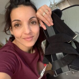 Sarah Ourahmoune Instagram - J+56 depuis la rupture de mon tendon…
Après : une opération du tendon, 5 semaines de plâtre, 2 semaines de botte médicale et de béquilles… je peux enfin enfiler mes baskets et marcher presque normalement ( avec une talonnette ).
Reprise du sport ( sauf pour mon pied droit parce que le reste fonctionne bien 😜) à la rentrée…

Une longue période de reconstruction… tant physique que mentale.

Cette période de pause a été propice à la réflexion. Beaucoup de choses ont été secouées. Des remises en question. Des prises de décision.

Je suis persuadée qu’aucun des pas que nous faisons dans la vie n’est fait pour rien.

Je crois que cette blessure n’est pas arrivée par hasard. Elle m’a permis de faire des choix et notamment au niveau professionnel qui je suis sûre, vont être très positifs 🍀

#rupturetendondachille #achille #mind #positivity