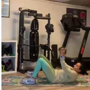 Sarah Ourahmoune Instagram - Grosse grosse flemme…

J’ai failli trouver toutes les excuses possibles et inimaginables pour ne pas faire ma séance.

Le froid, la fatigue, les enfants, ma todolist interminable… bref pas envie quoi !

Et puis il y a cette règle que je tente en vain de me rappeler : ne pas se poser de question. Faire. Refaire. Se créer une routine pour ne plus avoir à douter. Pour que ça redevienne automatique. Pour retrouver le plaisir.

Et quel plaisir quand c’est fait ! Je vais essayer de garder cette sensation positive : satisfaction, plaisir, fierté pour les jours où l’envie ne sera pas là !

Et vous ? La motivation est au rendez-vous ? 

#legs #training #musculation #shape