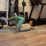 Sarah Ourahmoune Instagram - Grosse grosse flemme… J’ai failli trouver toutes les excuses possibles et inimaginables pour ne pas faire ma séance. Le froid, la fatigue, les enfants, ma todolist interminable… bref pas envie quoi ! Et puis il y a cette règle que je tente en vain de me rappeler : ne pas se poser de question. Faire. Refaire. Se créer une routine pour ne plus avoir à douter. Pour que ça redevienne automatique. Pour retrouver le plaisir. Et quel plaisir quand c’est fait ! Je vais essayer de garder cette sensation positive : satisfaction, plaisir, fierté pour les jours où l’envie ne sera pas là ! Et vous ? La motivation est au rendez-vous ? #legs #training #musculation #shape Boxer Inside Club