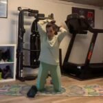 Sarah Ourahmoune Instagram - Grosse grosse flemme… J’ai failli trouver toutes les excuses possibles et inimaginables pour ne pas faire ma séance. Le froid, la fatigue, les enfants, ma todolist interminable… bref pas envie quoi ! Et puis il y a cette règle que je tente en vain de me rappeler : ne pas se poser de question. Faire. Refaire. Se créer une routine pour ne plus avoir à douter. Pour que ça redevienne automatique. Pour retrouver le plaisir. Et quel plaisir quand c’est fait ! Je vais essayer de garder cette sensation positive : satisfaction, plaisir, fierté pour les jours où l’envie ne sera pas là ! Et vous ? La motivation est au rendez-vous ? #legs #training #musculation #shape Boxer Inside Club