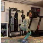 Sarah Ourahmoune Instagram - Grosse grosse flemme… J’ai failli trouver toutes les excuses possibles et inimaginables pour ne pas faire ma séance. Le froid, la fatigue, les enfants, ma todolist interminable… bref pas envie quoi ! Et puis il y a cette règle que je tente en vain de me rappeler : ne pas se poser de question. Faire. Refaire. Se créer une routine pour ne plus avoir à douter. Pour que ça redevienne automatique. Pour retrouver le plaisir. Et quel plaisir quand c’est fait ! Je vais essayer de garder cette sensation positive : satisfaction, plaisir, fierté pour les jours où l’envie ne sera pas là ! Et vous ? La motivation est au rendez-vous ? #legs #training #musculation #shape Boxer Inside Club