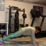 Sarah Ourahmoune Instagram - Grosse grosse flemme… J’ai failli trouver toutes les excuses possibles et inimaginables pour ne pas faire ma séance. Le froid, la fatigue, les enfants, ma todolist interminable… bref pas envie quoi ! Et puis il y a cette règle que je tente en vain de me rappeler : ne pas se poser de question. Faire. Refaire. Se créer une routine pour ne plus avoir à douter. Pour que ça redevienne automatique. Pour retrouver le plaisir. Et quel plaisir quand c’est fait ! Je vais essayer de garder cette sensation positive : satisfaction, plaisir, fierté pour les jours où l’envie ne sera pas là ! Et vous ? La motivation est au rendez-vous ? #legs #training #musculation #shape Boxer Inside Club