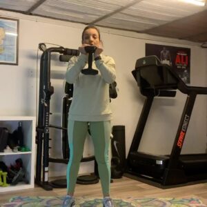 Sarah Ourahmoune Instagram - Grosse grosse flemme…

J’ai failli trouver toutes les excuses possibles et inimaginables pour ne pas faire ma séance.

Le froid, la fatigue, les enfants, ma todolist interminable… bref pas envie quoi !

Et puis il y a cette règle que je tente en vain de me rappeler : ne pas se poser de question. Faire. Refaire. Se créer une routine pour ne plus avoir à douter. Pour que ça redevienne automatique. Pour retrouver le plaisir.

Et quel plaisir quand c’est fait ! Je vais essayer de garder cette sensation positive : satisfaction, plaisir, fierté pour les jours où l’envie ne sera pas là !

Et vous ? La motivation est au rendez-vous ? 

#legs #training #musculation #shape