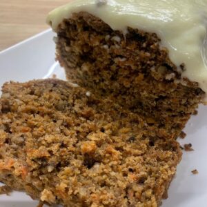 Sarah Ourahmoune Instagram - C’est la première fois que je kiffe autant un gâteau que je fais !

Du coup, je vous la partage car elle vaut vraiment le détour ! Si vous la réalisez, envoyez-moi des photos 🤓

🥕 Carrot Cake Sportif aux Flocons d'Avoine et Pomme 🍏

Ingrédients :

▪️300 g de carottes râpées
▪️ 100 g de flocons d'avoine
▪️100g de noix hachées
▪️1 pomme râpée
▪️150 g de farine
▪️3 œufs
▪️100g de sucre roux ou 100ml de sirop d’érable
▪️60 ml d'huile d’olive ( promis ça ne se sent pas !)
▪️1 cuillère à café de levure chimique
▪️ 1cuillère à café de cannelle
▪️1/2 cuillère de muscade
▪️1 pincée de sel

Instructions :

Préchauffez le four à 180°C et graissez un moule à gâteau.
Dans un grand bol, mélangez les carottes, les flocons d'avoine, les noix hachées grossièrement et la pomme râpée.

Ajoutez la farine, la levure chimique, la cannelle et le sel. Mélangez bien.

Dans un autre bol, battez les œufs, puis ajoutez le sirop d'érable ( ou sucre ) et l'huile d’olive. Mélangez jusqu'à obtenir une consistance homogène.

Incorporez le mélange liquide dans le bol des ingrédients secs. Mélangez jusqu'à obtenir une pâte lisse.

Versez la pâte dans le moule et lissez la surface.
Faites cuire au four pendant environ 60 minutes ( moi j’ai pris un moule à cake et du coup j’ai du ajouter 5/6mn de cuisson )
Laissez refroidir avant de démouler.

🌟 Astuce Sportive : Ce Carrot Cake est parfait en collation pré-entraînement grâce aux flocons d'avoine énergétiques et à la pomme riche en fibres!

❤️ Merci @soniamacginley pour l’inspiration 👌

#HealthyTreats #BakingWithBalance #SportySnacks #carrotcake #recette #recettehealthy #recettesportive