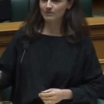 Sarah Wilson Instagram - You guys picked up on @chloe.swarbrick yet? Let’s choose better influencers!!! Unfollow unboxers. Like on the courageous ❤️ “We can do this economy thing better” ✌️
