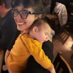 Sarah Wilson Instagram - 18h stopover in London, mostly to meet Summer 🌺 (the cutest!) and see my crew @clerkenwellboyec1 @melissa.hemsley @henryrelph hauling a broken suitcase rescued from the garbage across Paris, to Eurostar (strikes; late; proactively sent compensation 🤷🏽‍♀️😲), through London in 1C to interview @alaindebotton for #wildwithsarahwilson and riff with @sue.fennessy @weare8app HQ.💛🇬🇧❤️🇫🇷🇦🇺