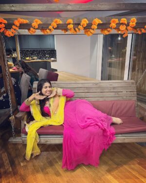 Saras Menon Instagram - If shaadi.com headshots met the Gen-Z aesthetic 💕 thank you for letting me repurpose your swing @aishaa_02 🤗😂 felt funny, may delete later 🤷‍♀️

📸 - @zainneni 😘