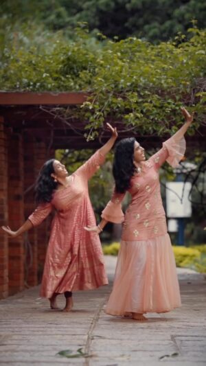 Saras Menon Instagram - Celebrating monsoon with some grace ☔️☔️💙💕

@sarasmenon ❤️❤️❤️

🎥 and ✂️ @greysuit_0696 😎😎
We might officially be the last cover to this song that was trending 158229 days back ☺️😍

#barsore #nannare #reels #dancersofinstagram #instadance #dancersofchennai#trending #explore #bollywoodreels #chennai #india #hindisongs #barsoremegha #aishwaryarai