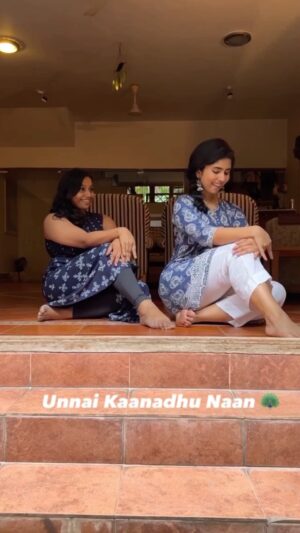 Saras Menon Instagram - Longing for love 🦚✨ Freestyling with semi-classical combinations 💙
DC - @dr_dan.menon @sarasmenon ( we choreographed this together in an hour 😛🥰) 
🎥 @_nayantara_ 
🎵 - @berkleeindianensemble , what a lovely rendition ! Thank you ✨

Translated by yours truly for an added user experience 😛🙈