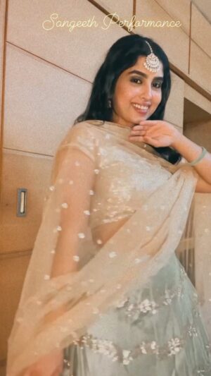 Saras Menon Instagram - Swaying into Sangeeth’s 💃🥂 
@beautystudio_byrizwanasuresh  does the fastest
glow ups 🤗✨

MUA & Hair : @beautystudio_byrizwanasuresh
