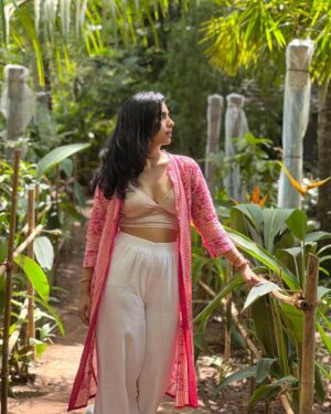 Saras Menon Instagram - When I can’t seem to think, I just wear pink 🌸

Top from @labelanaira @shriya_srivatsan 

📸 @himalishah168 ( also an ace director 🤩)