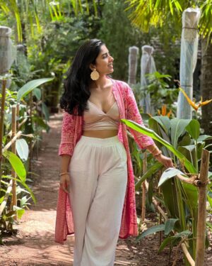 Saras Menon Instagram - When I can’t seem to think, I just wear pink 🌸

Top from @labelanaira @shriya_srivatsan 

📸 @himalishah168 ( also an ace director 🤩)