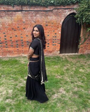 Saras Menon Instagram - Black saree need not mean you’re a villi 😛🖤
#usgotaish

Outfit @yeh_lehenga_nahi_mehenga 🌟🌟