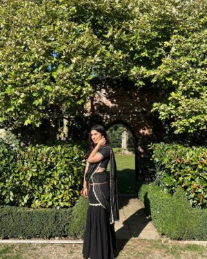 Saras Menon Instagram - Black saree need not mean you’re a villi 😛🖤
#usgotaish

Outfit @yeh_lehenga_nahi_mehenga 🌟🌟