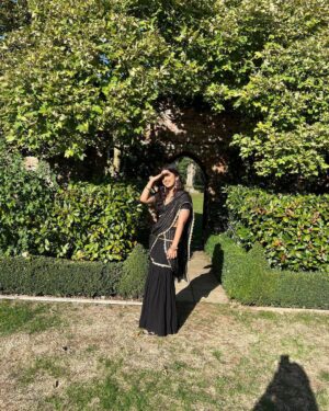 Saras Menon Instagram - Black saree need not mean you’re a villi 😛🖤
#usgotaish

Outfit @yeh_lehenga_nahi_mehenga 🌟🌟