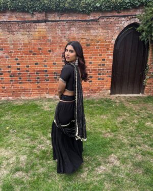 Saras Menon Instagram - Black saree need not mean you’re a villi 😛🖤
#usgotaish

Outfit @yeh_lehenga_nahi_mehenga 🌟🌟