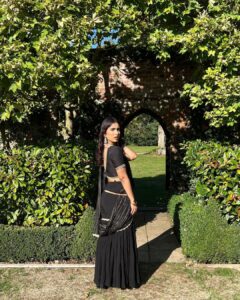 Saras Menon Instagram - Black saree need not mean you’re a villi 😛🖤 #usgotaish Outfit @yeh_lehenga_nahi_mehenga 🌟🌟