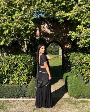 Saras Menon Instagram - Black saree need not mean you’re a villi 😛🖤
#usgotaish

Outfit @yeh_lehenga_nahi_mehenga 🌟🌟