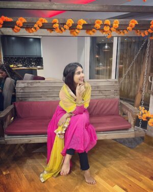 Saras Menon Instagram - If shaadi.com headshots met the Gen-Z aesthetic 💕 thank you for letting me repurpose your swing @aishaa_02 🤗😂 felt funny, may delete later 🤷‍♀️

📸 - @zainneni 😘