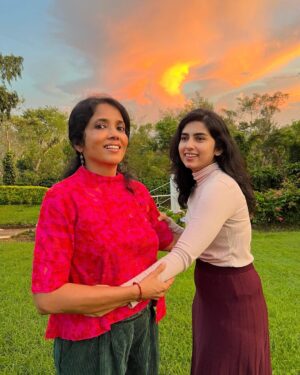 Saras Menon Instagram - Is it just me or do skies with shades of 
Orange, blue and pink 
Make you feel and not just think 
About being here, alive and awake 
To just see these colours at play 
And live to see this the next day … 
- S 

📸 - @dirrajivmenon  thanks for the IG worthy photos🙈