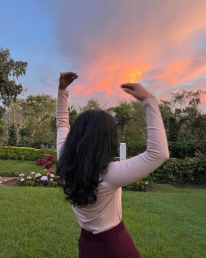 Saras Menon Instagram - Is it just me or do skies with shades of 
Orange, blue and pink 
Make you feel and not just think 
About being here, alive and awake 
To just see these colours at play 
And live to see this the next day … 
- S 

📸 - @dirrajivmenon  thanks for the IG worthy photos🙈