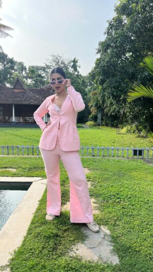 Saras Menon Instagram - Mala’Barbie’ by @tina_rosario_the_design_house 💞💕

Make up 💄 - @blushbynamitha 
Hair - @edisan_makeover 
Suit by @designertinarosario @tina_rosario_the_design_house 

Location - pathiramanal villas @amastays_trails 
#malabarigang #barbieaesthetic
