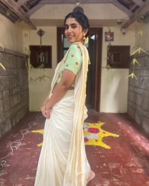 Saras Menon Instagram - Happy Onam cuties 🌸🌻
Slide 2 - @indira.nair.7140 my Ammu and her mirror selfie with me 🥰
Slide 4- going straight for a reception in my outfit and my lovely friends helping me with my pleats @sanjaykankaria2023 @vicknesh_siva 🕺🕺

Hair - team @blushbynamitha 💜
Saree courtesy - @latha_menonomaniac 💜

#perksofbeingamallu #onam