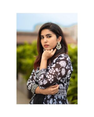 Saras Menon Instagram - கண்கள் இரண்டால்

Styled by - @blushbynamita 😍
Photographer - @greysuit_0696 👌
Wearing 🥼 @apsarasareesofficial
Make up - @blushbynamita
Nose pin - @anastoriesonline 

Promotions for #Asvins ☺️