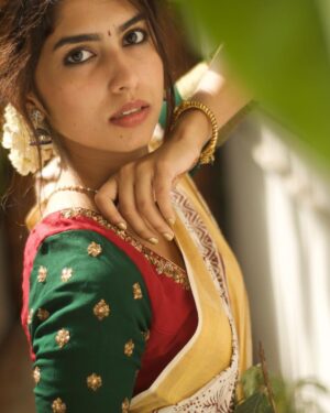 Saras Menon Instagram - Last one from an Onam series from a few years ago that I never posted 🙈🌸✨ Also glad to hear  this special song and remember my grandmother’s voice on everyone’s interpretation of this song on reels, everyone looks so beautiful and happy, kasavu sarees for the win ⭐️

📸 - Srinath :)
Styling - cutest @little_miss_twinkle_toes 💕