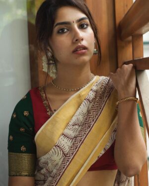 Saras Menon Instagram - Last one from an Onam series from a few years ago that I never posted 🙈🌸✨ Also glad to hear  this special song and remember my grandmother’s voice on everyone’s interpretation of this song on reels, everyone looks so beautiful and happy, kasavu sarees for the win ⭐️

📸 - Srinath :)
Styling - cutest @little_miss_twinkle_toes 💕