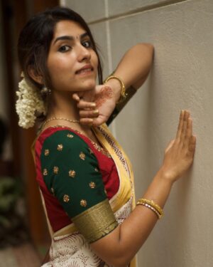 Saras Menon Instagram - Last one from an Onam series from a few years ago that I never posted 🙈🌸✨ Also glad to hear  this special song and remember my grandmother’s voice on everyone’s interpretation of this song on reels, everyone looks so beautiful and happy, kasavu sarees for the win ⭐️

📸 - Srinath :)
Styling - cutest @little_miss_twinkle_toes 💕