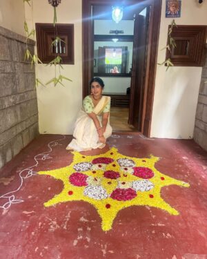 Saras Menon Instagram - Happy Onam cuties 🌸🌻
Slide 2 - @indira.nair.7140 my Ammu and her mirror selfie with me 🥰
Slide 4- going straight for a reception in my outfit and my lovely friends helping me with my pleats @sanjaykankaria2023 @vicknesh_siva 🕺🕺

Hair - team @blushbynamitha 💜
Saree courtesy - @latha_menonomaniac 💜

#perksofbeingamallu #onam