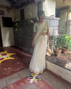 Saras Menon Instagram - Happy Onam cuties 🌸🌻
Slide 2 - @indira.nair.7140 my Ammu and her mirror selfie with me 🥰
Slide 4- going straight for a reception in my outfit and my lovely friends helping me with my pleats @sanjaykankaria2023 @vicknesh_siva 🕺🕺

Hair - team @blushbynamitha 💜
Saree courtesy - @latha_menonomaniac 💜

#perksofbeingamallu #onam