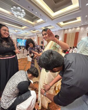 Saras Menon Instagram - Happy Onam cuties 🌸🌻
Slide 2 - @indira.nair.7140 my Ammu and her mirror selfie with me 🥰
Slide 4- going straight for a reception in my outfit and my lovely friends helping me with my pleats @sanjaykankaria2023 @vicknesh_siva 🕺🕺

Hair - team @blushbynamitha 💜
Saree courtesy - @latha_menonomaniac 💜

#perksofbeingamallu #onam