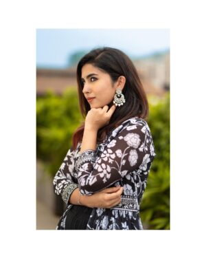 Saras Menon Instagram - கண்கள் இரண்டால்

Styled by - @blushbynamita 😍
Photographer - @greysuit_0696 👌
Wearing 🥼 @apsarasareesofficial
Make up - @blushbynamita
Nose pin - @anastoriesonline 

Promotions for #Asvins ☺️