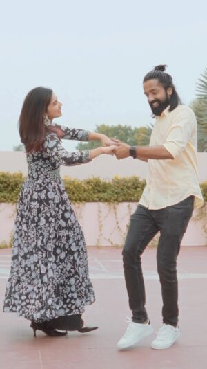 Saras Menon Instagram - Just hopping on the trend as co-actors 💫 @muralidarans 

Filmed and edited by the most talented @greysuit_0696 📸

Styled by - @blushbynamita
Wearing 🥼 @apsarasareesofficial
Make up - @blushbynamita

This song doing so well is extra special having met the super talented artists behind this song @nivas.k.prasanna @malvisundaresan @worldofsiddharth @sidsriram 💫 Loved the reprise version of the song too ❤️

#asvins #nira