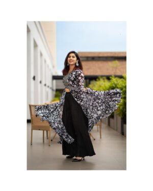 Saras Menon Instagram - Twirl 🖤 For Asvins 🖤

Styled by - @blushbynamita
📸 - @greysuit_0696 🖤
Wearing 🥼 @apsarasareesofficial 
Make up - @blushbynamitha 😍
Mookuthi - @anastoriesonline 

#Asvins